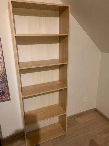 Boekenkast beschikbaar voor biedingen