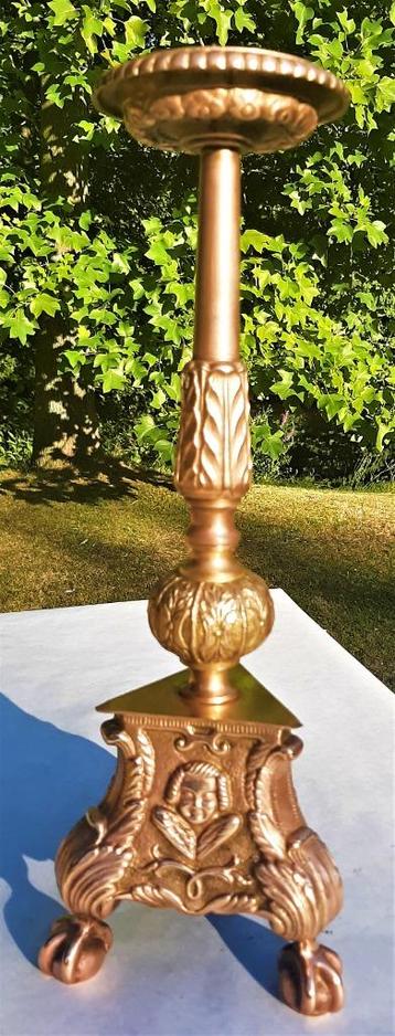 Grote antieke Neo Gotische bronzen kandelaar beschikbaar voor biedingen