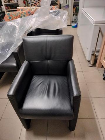 6 lederen zwarte armstoelen op wieltjes beschikbaar voor biedingen