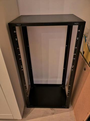 Studio rack zwart metaal. Hoogte 102,5 cm. Breedte 53,5 cm.