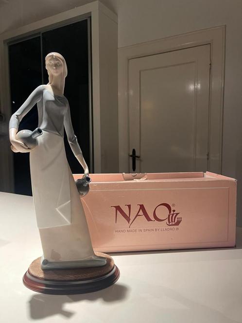 NAO BY LLADRÓ beeld vrouw met kruiken 40cm, Verzamelen, Beelden en Beeldjes, Zo goed als nieuw, Ophalen of Verzenden