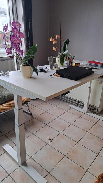 Ergonomische elektronische bureel/ kleur wit  beschikbaar voor biedingen