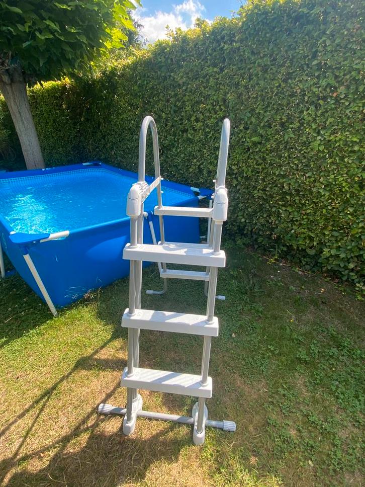Zwembadtrap/ladder Intex max 108 cm, Jardin & Terrasse, Accessoires de piscine, Comme neuf, Échelle, Enlèvement
