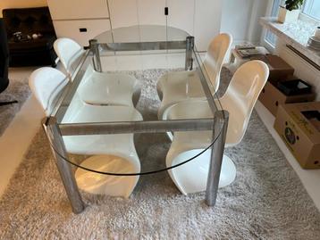 Tafel met metalen onderstel beschikbaar voor biedingen