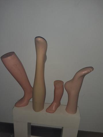 Verschillende displaymodellen ben en voeten beschikbaar voor biedingen