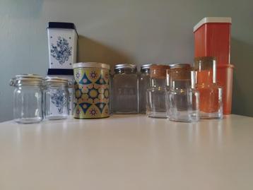 Verzameling van 14 voorraadpotten. Glazen potten en retro beschikbaar voor biedingen