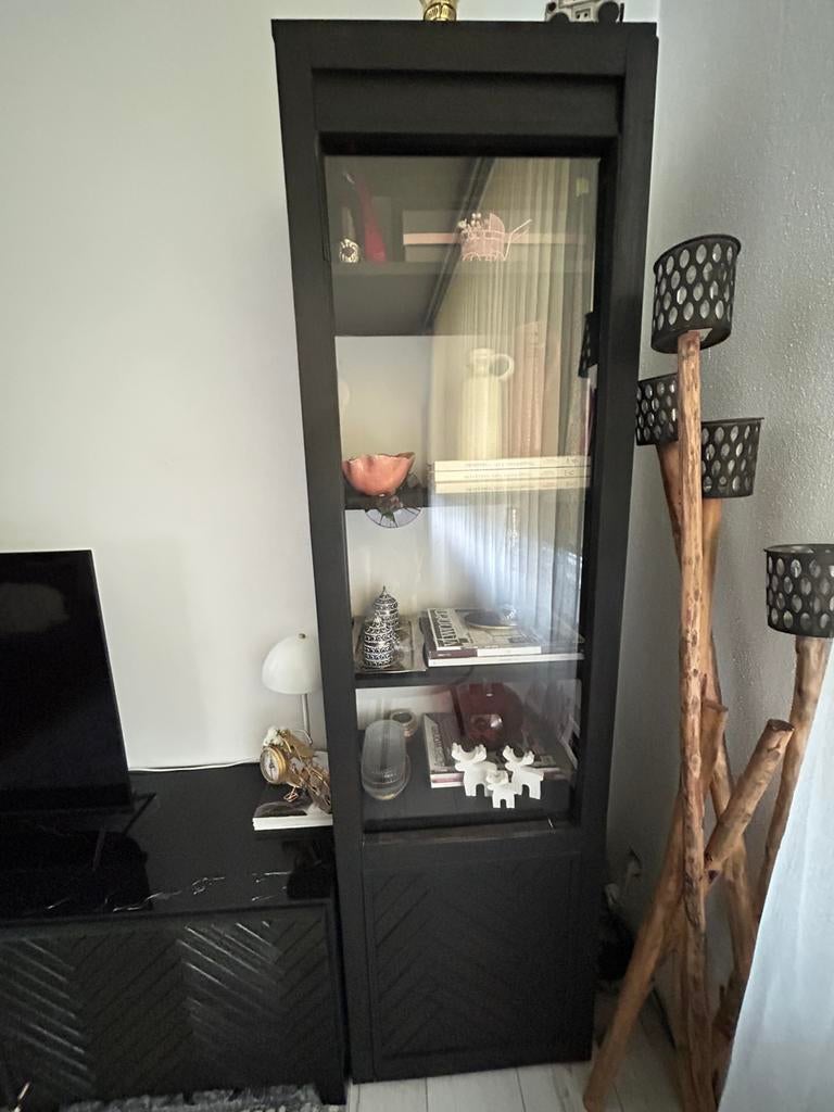 Zwartbruin vitrinekast met visgraat motief  H180 D33 B50., Enlèvement, Comme neuf