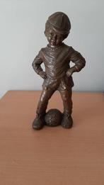 Gesculpteerd beeld van jongen met voetbal van G. Kunen, Antiek en Kunst, Kunst | Beelden en Houtsnijwerken, Ophalen of Verzenden