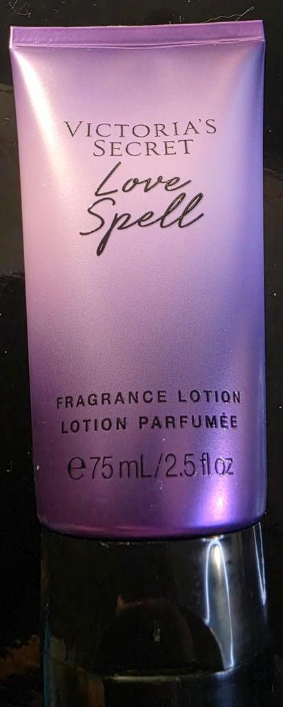 Victoria's Secret Love Spell, Handtassen en Accessoires, Uiterlijk | Gezichtsverzorging, Nieuw, Overige typen, Gehele gezicht