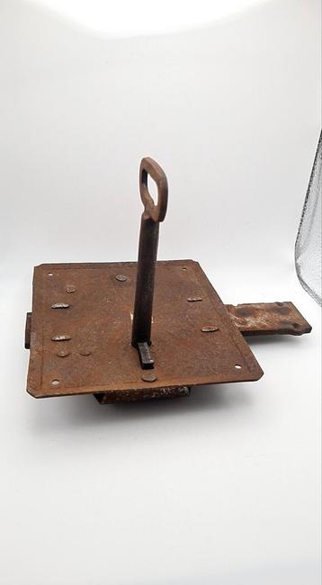 Serrure ancienne du 18ème siècle avec clé trèfle