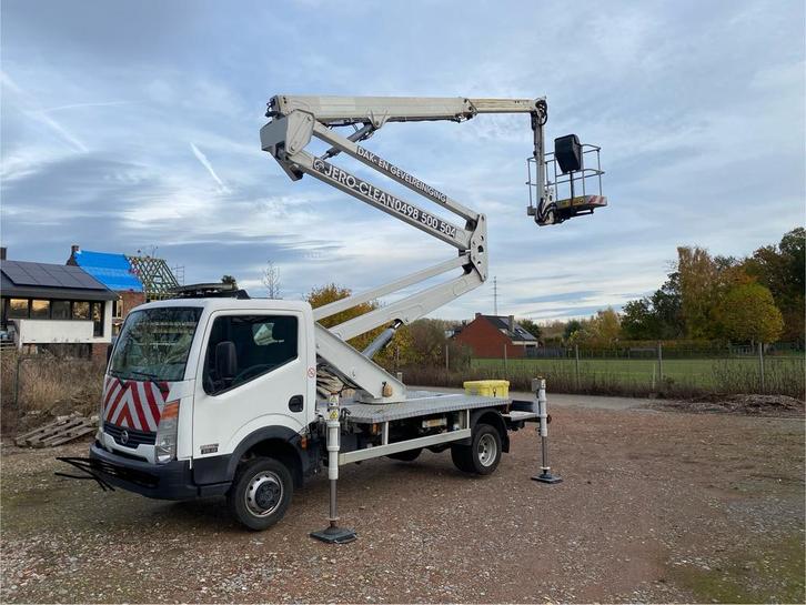 Nacelle articulée/Permis de conduire B, Autos, Camionnettes & Utilitaires, Particulier, Attache-remorque, Nissan, Enlèvement