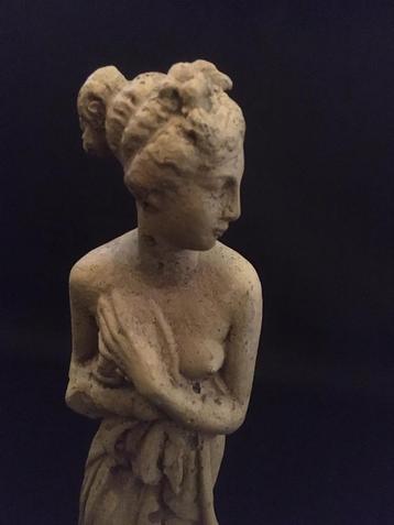 Oud beeldje van baadster Aphrodite  beschikbaar voor biedingen