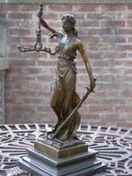 statue femme justice en bronze signé sur marbre ., Antiquités & Art, Bronze, Enlèvement ou Envoi