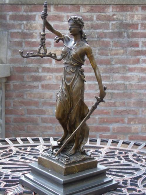 statue femme justice en bronze signé sur marbre ., Antiquités & Art, Antiquités | Bronze & Cuivre, Bronze, Enlèvement ou Envoi
