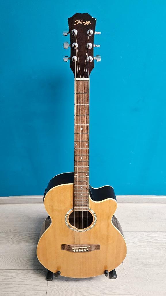 Stagg akoestisch-elektrische gitaar + accessoires, Muziek en Instrumenten, Snaarinstrumenten | Gitaren | Akoestisch, Gebruikt