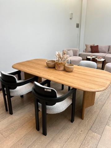Eettafel Morrison eik fineer (toonzaalmodel) beschikbaar voor biedingen