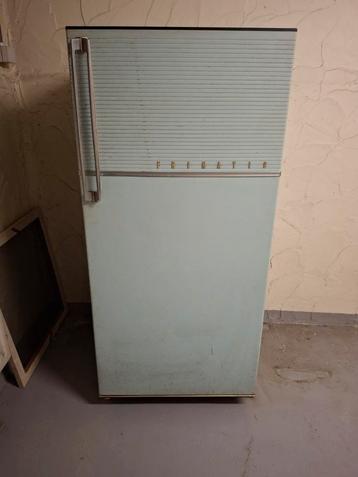 Prachtige retro vintage ijskast beschikbaar voor biedingen