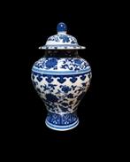 chinees dekselvaasje blauw-wit 19de eeuw Qianglong, Ophalen of Verzenden
