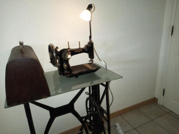 antiek,sidetable , oude naaimachine 