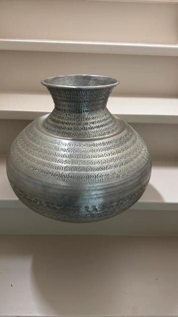 Aluminium decoratieve vaas   beschikbaar voor biedingen