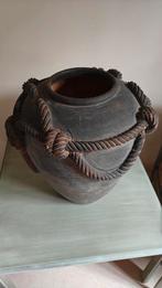 Een grote donkere terracottapot vesierd met dikke touwachtig, Tuin en Terras, Ophalen, Zo goed als nieuw, Tuin, Aardewerk
