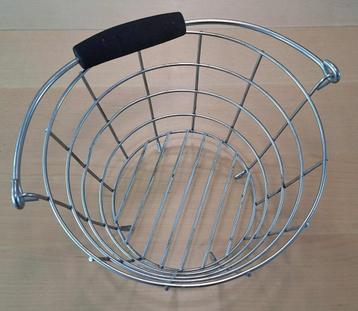 Te koop hoge metalen fruitmand met hengsel (hoogte: 20 cm). beschikbaar voor biedingen