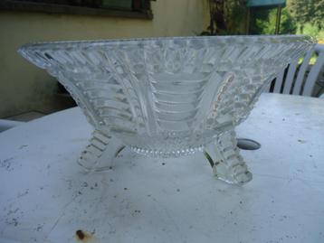 Fruitmand in Art Deco midden op de tafel beschikbaar voor biedingen