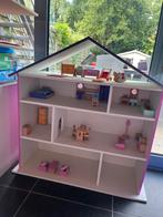 Zelfgemaakt poppenhuis met meubeltjes., Kinderen en Baby's, Speelgoed | Poppenhuizen, Ophalen, Gebruikt, Poppenhuis