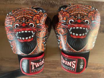 Twins kickboks handschoenen en scheenbeschermers beschikbaar voor biedingen