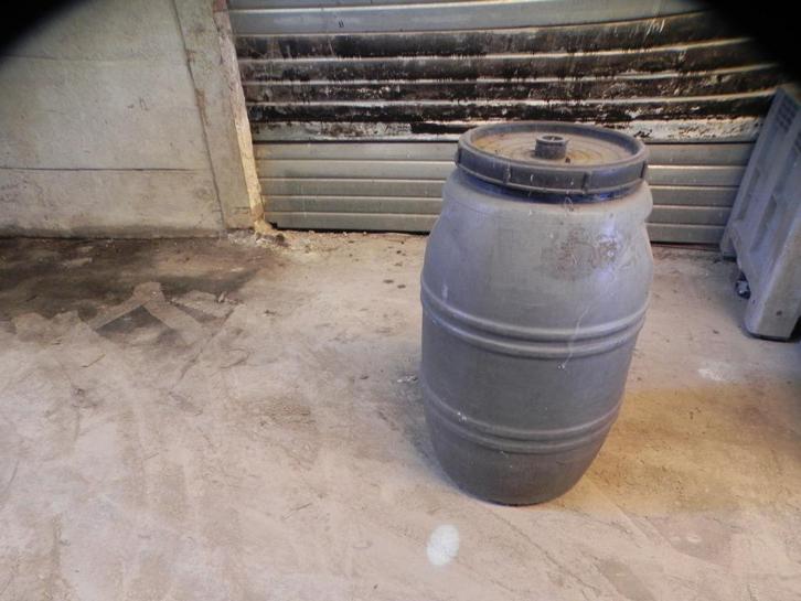 Regen tonnen kunststof met schroefdeksel, Tuin en Terras, Regentonnen, Gebruikt, Kunststof, 150 liter of meer, Ophalen