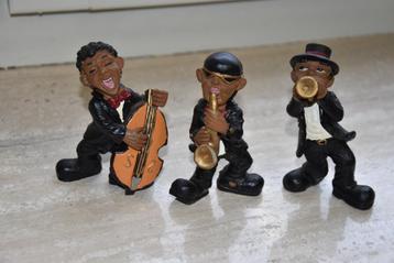 3 statues de musiciens de jazz, Envoi