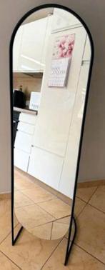 Spiegel met metalen zwart frame op voet, Huis en Inrichting, Woonaccessoires | Spiegels, Ophalen, Minder dan 50 cm, 100 tot 150 cm