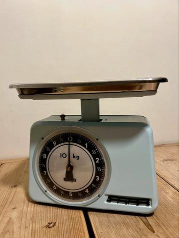 Vintage, retro, mechanische, nauwkeurige weegschaal beschikbaar voor biedingen