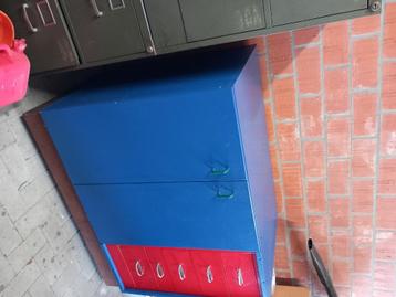 Kast op wielen beschikbaar voor biedingen