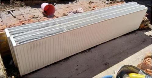 Radiator 240x50 met thermostatische kraan en ophangbeugels, Doe-het-zelf en Bouw, Verwarming en Radiatoren, Gebruikt, Radiator