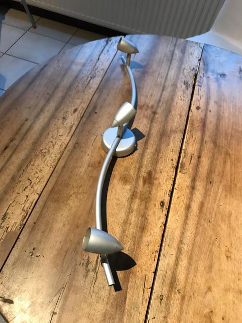 Rail met 3 regelbare spotjes, Huis en Inrichting, Lampen | Spots, Gebruikt, Plafondspot of Wandspot, Metaal of Aluminium, Halogeen