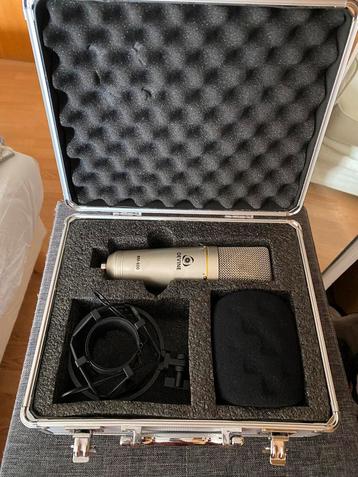 Microfoon Devine beschikbaar voor biedingen