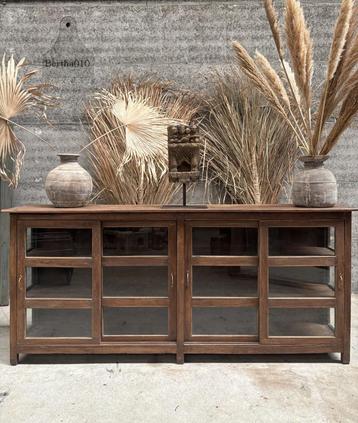 Antiek houten dressoir met oud gebobbeld glas lengte 233 cm  beschikbaar voor biedingen