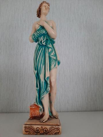 Decoratief klassiek beeld vrouw in turquoise gewaad beschikbaar voor biedingen