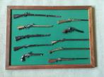Kader met loden geweertjes - 45 x 33 cm - miniaturen..., Ophalen of Verzenden, Landmacht, Kunstobject