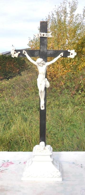 crucifix a poser bois et porcelaine 41x18cm beschikbaar voor biedingen