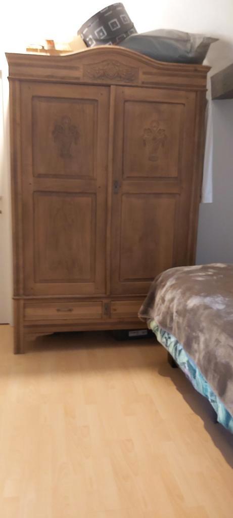 Oude houten kast met fraai houtsnijwerk goede staat, Antiek en Kunst, Antiek | Meubels | Kasten, Ophalen