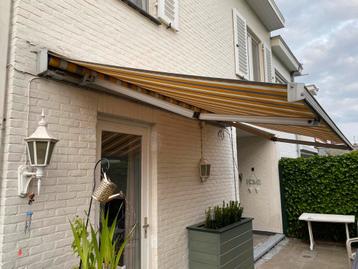 Twee mooie zonneluifels, kleur geel-wit van Buerman beschikbaar voor biedingen