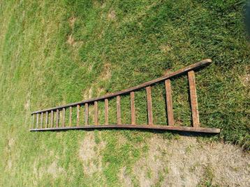 Antieke houten ladder  beschikbaar voor biedingen