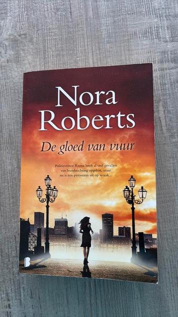 Nora Roberts - De gloed van vuur beschikbaar voor biedingen