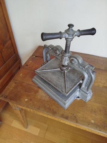 OUDE METAALPERS VRIJ ZWAAR beschikbaar voor biedingen