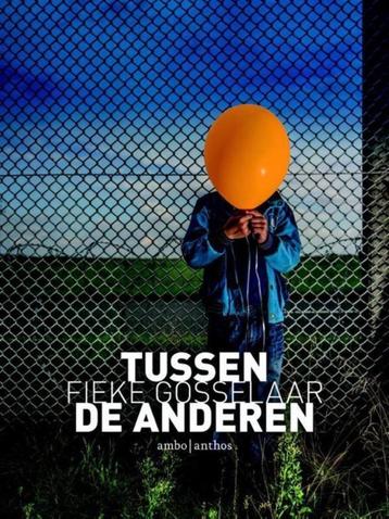 Te Koop Boek TUSSEN DE ANDEREN Fieke Gosselaar beschikbaar voor biedingen
