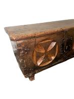 Coffre ancien en bois sculpté motifs géométriques XVIII/XIXᵉ, Enlèvement