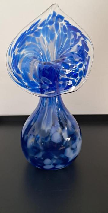 Vase col arum bleu cobalt beschikbaar voor biedingen