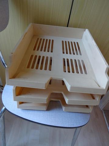 Sorteerbakjes, brievenbakjes, klasseerbakjes beschikbaar voor biedingen